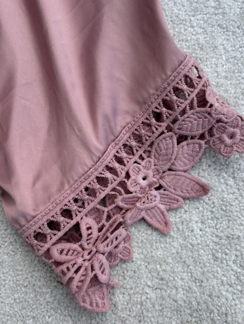 Women’s One Size Mauve Satin Mid length Short Sleeve Lace Edge Robe